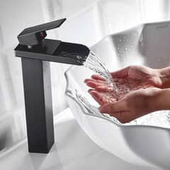 GENERICO - MEZCLADORA MONOCOMANDO DE LAVATORIO CAIDA CASCADA NEGRO MATE 30CM