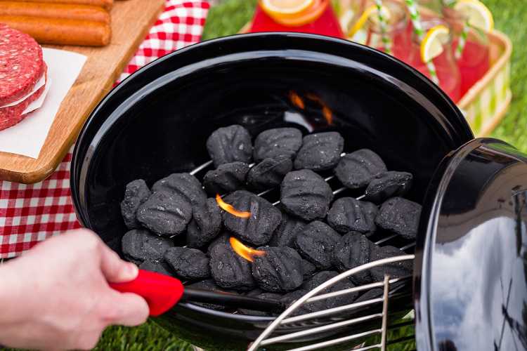Utiliza un mechero en una parrilla de carbón