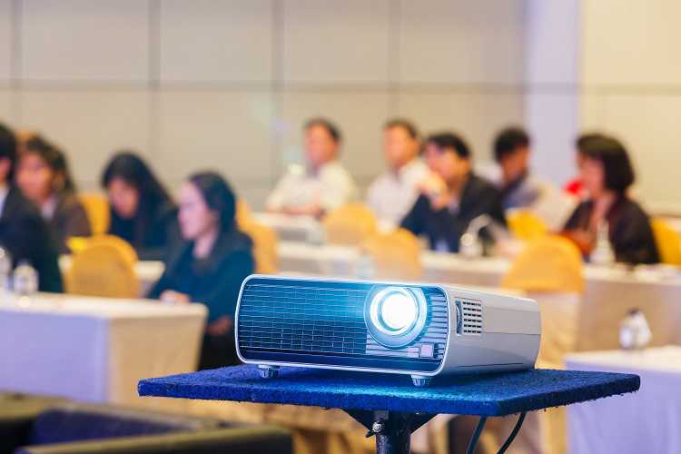 proyector y un ecran en la oficina para ver el mundial