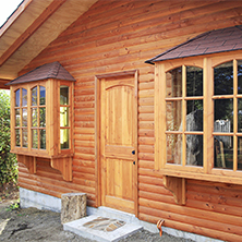 casa con puerta de madera